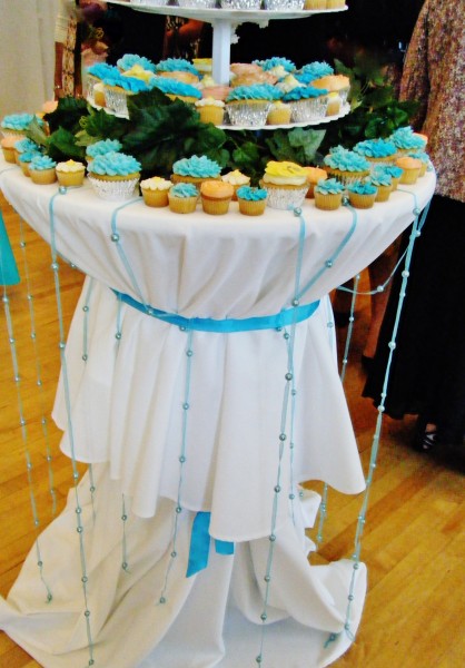 how to decorate a table for a wedding cake